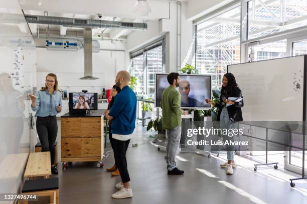 business people having meetings in the hybrid office - agile business stockfoto's en -beelden