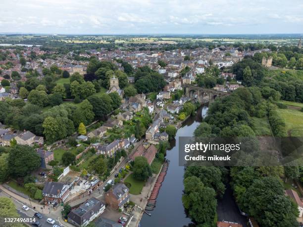 luftaufnahme der marktstadt knaresborough in north yorkshire im vereinigten königreich. mit einer drohne der klasse 0 aufgenommen - north yorkshire stock-fotos und bilder