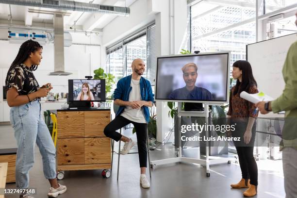 startup business team having a meeting in hybrid workplace - directievergadering stockfoto's en -beelden