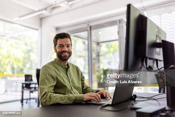 businessman working in open plan office - office portrait uomo foto e immagini stock