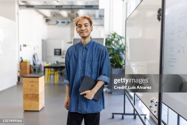 portrait of male entrepreneur in casuals - apprenti photos et images de collection