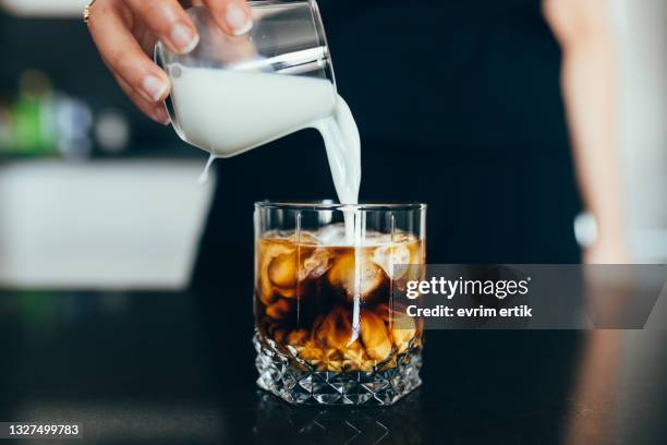 preparación del café con leche de hielo en casa - cocktail making fotografías e imágenes de stock