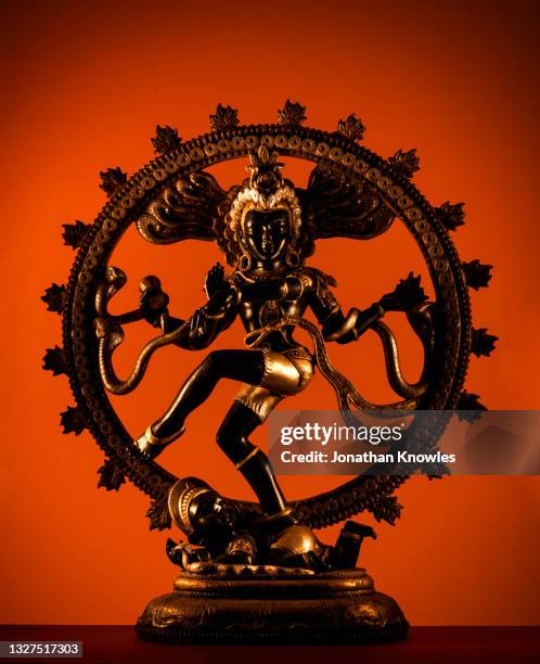 golden shiva sculpture - shiva stock-fotos und bilder