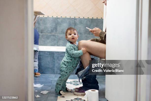 mutter mit ihren kindern im badezimmer - human toilet stock-fotos und bilder