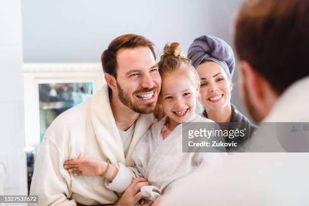 schöne lächelnde glückliche familie im badezimmer, nachtroutine - badezimmer mann stock-fotos und bilder