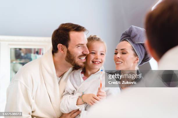cepillarse los dientes en el baño - mother daughter towel fotografías e imágenes de stock