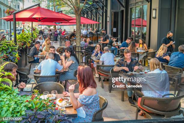 gente comedor restaurante patio centro de toronto canadá - terraza fotografías e imágenes de stock