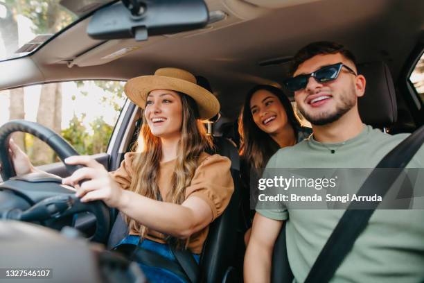 amigos felices viajando en coche - drive fotografías e imágenes de stock