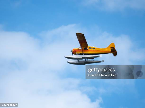 seaplane flying - hidroavión fotografías e imágenes de stock