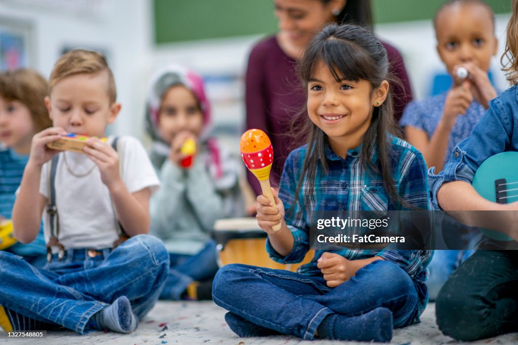 Niños tocando música en preescolar