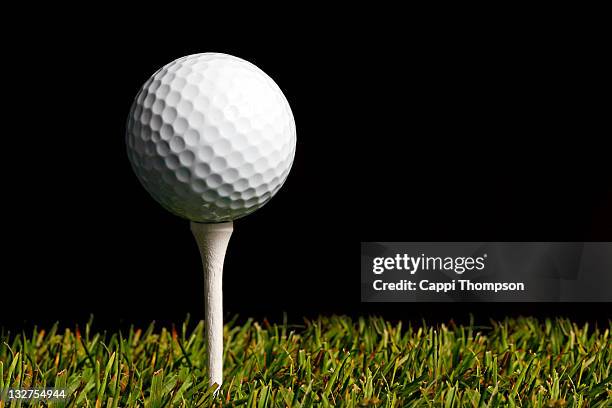 golf ball on tee - golf tee stock-fotos und bilder