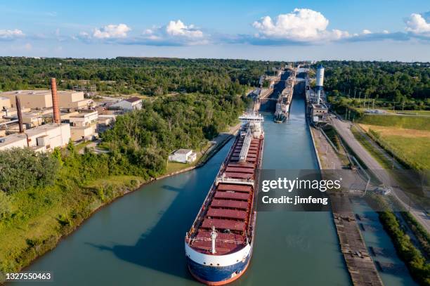aerial welland canal und twin flight locks in allanburg, st. catharines, kanada - kanalschleuse stock-fotos und bilder