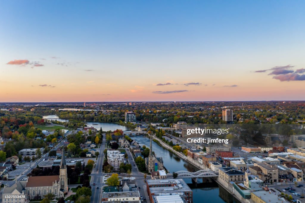 Luftaufnahme des Grand River und des Stadtbildes in Galt, Cambridge, Ontario, Kanada