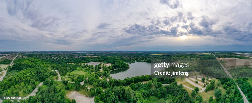 Heart Lake Conservation Park en Brampton al anochecer, Ontario, Canadá