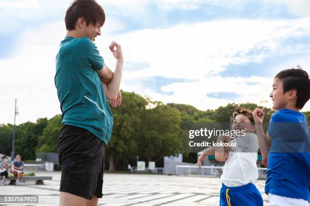 coaches and kids soccer players stretching before training. - sports training camp 個照片及圖片檔