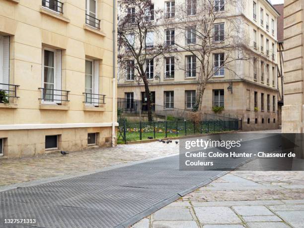 empty street with building stone facades in paris - empty street stockfoto's en -beelden
