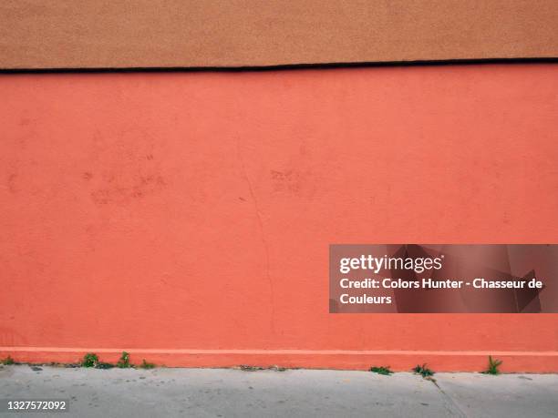 painted wall and sidewalk clean in paris - empty streets 個照片及圖片檔