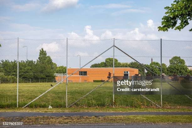 fußballplatz hinter einem zaun - wire mesh fence stock-fotos und bilder