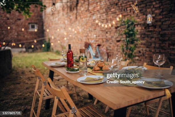 mesa lista para la cena - garden decoration fotografías e imágenes de stock