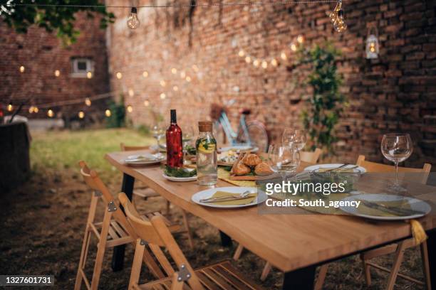 table ready for dinner party - backyard lawn stock pictures, royalty-free photos & images