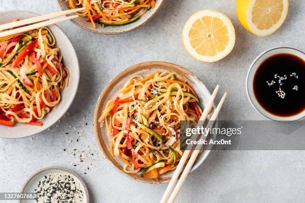 stir fry rice noodles with vegetables - nouilles photos et images de collection