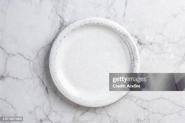 empty ceramic plate on marble background - white table stock-fotos und bilder