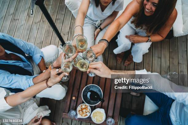 eine gruppe freundet zusammen mit champagner an - aperitif stock-fotos und bilder