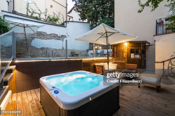 station touristique avec un bain à remous et une piscine au coucher du soleil - bain à remous photos et images de collection