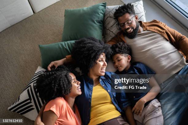 feliz familia juntos tirados en el suelo en casa - familia en casa fotografías e imágenes de stock