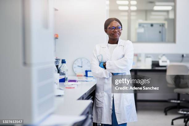 aufnahme eines jungen wissenschaftlers, der in einem labor medizinische forschung betreibt - scientist standing stock-fotos und bilder