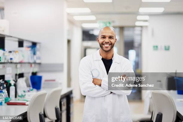 porträt eines jungen wissenschaftlers, der in einem labor medizinische forschung betreibt - laboratory technician stock-fotos und bilder