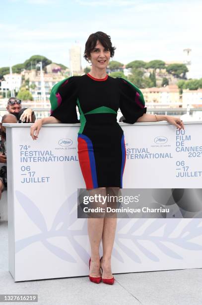 Geraldine Pailhas attends the "Tout S'est Bien Passe " photocall during the 74th annual Cannes Film Festival on July 08, 2021 in Cannes, France.