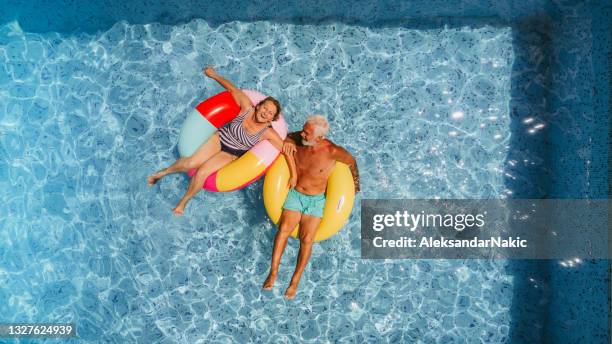 enjoying our golden years - opblaasband stockfoto's en -beelden