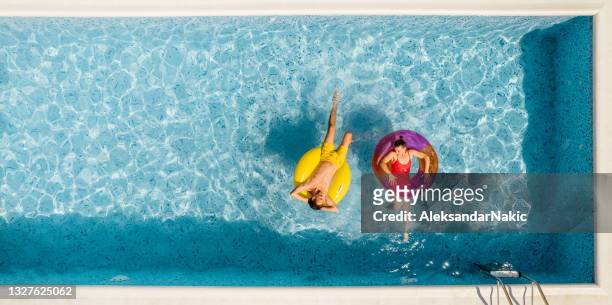 romantische momente eines paares am pool - summer time stock-fotos und bilder