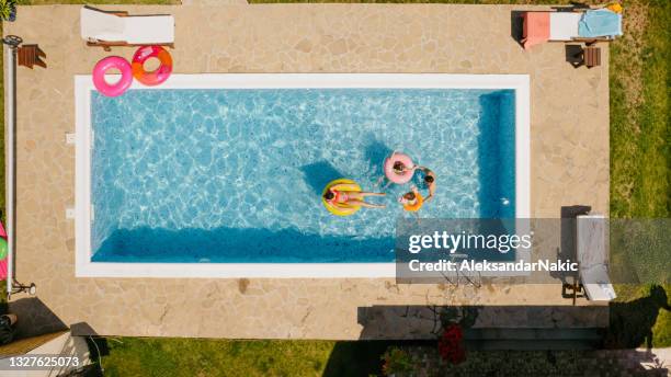 momentos familiares en la piscina - drone kid fotografías e imágenes de stock