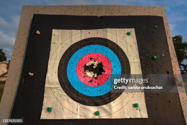 the target for practicing archery. - 得点板 ストックフォトと画像