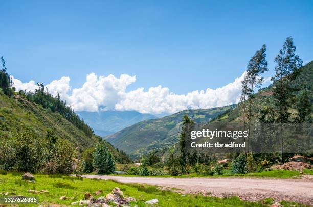 camino de montaña cerca de huaraz en perú - paisajes de peru fotografías e imágenes de stock