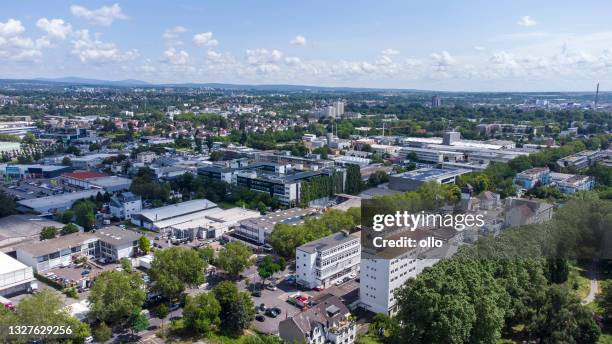 blick über wiesbaden-biebrich, industriegebiet - industrial district stock-fotos und bilder