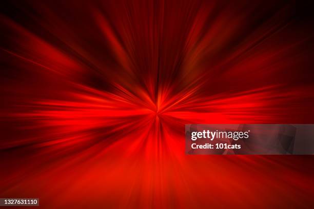 verso il centro, sfondo rosso - sfondo rosso foto e immagini stock