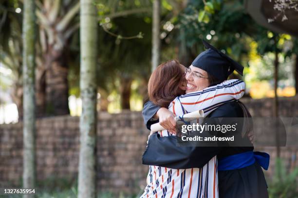 mujer joven graduada - university students celebrate their graduation fotografías e imágenes de stock