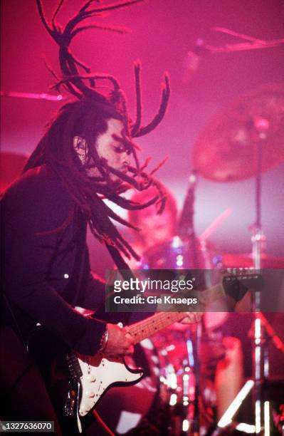 Lenny Kravitz, Drummer Cindy Blackman, Flanders Expo, Gent, Belgium, 5 April 1996.