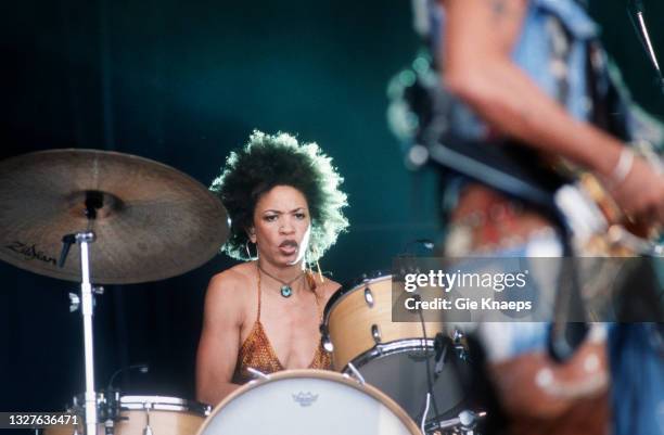 Lenny Kravitz band, Drummer Cindy Blackman, Pinkpop Festival, Landgraaf, Holland, 20 May 2002.