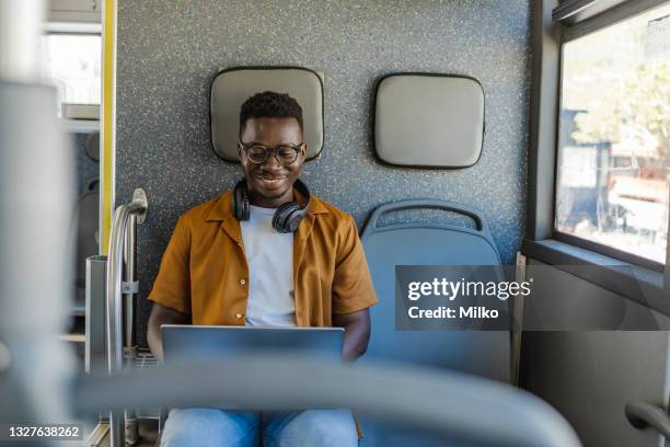 fahrgast in öffentlichen verkehrsmitteln arbeitet an seinem laptop - laptop on bus stock-fotos und bilder