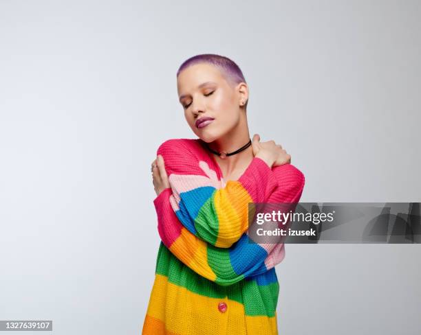 donna dai capelli corti con maglione arcobaleno - transgender foto e immagini stock