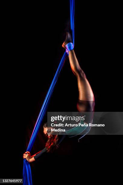 aerial frauen - zirkus stock-fotos und bilder