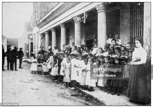 ilustrações, clipart, desenhos animados e ícones de foto antiga em preto e branco: escola pública, havana, cuba - cuban ethnicity