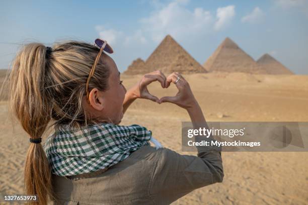 woman loves the wonders of egypt - giza pyramids stock pictures, royalty-free photos & images