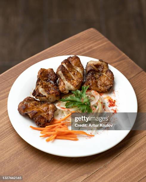 fried juicy meat fillet with salad. food plate on wooden table. vertical format. soft focus. copy space - carrots white background stockfoto's en -beelden