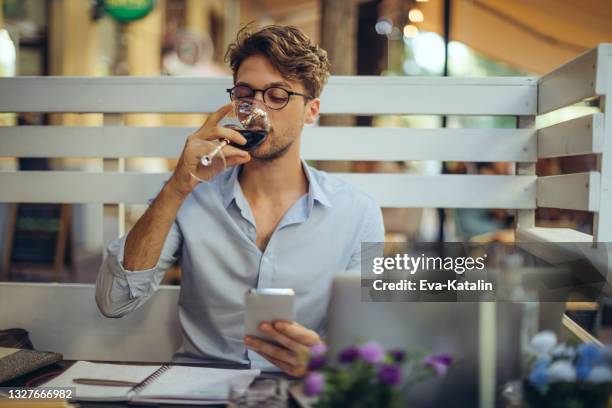 hombre joven en la ciudad - drinking wine fotografías e imágenes de stock