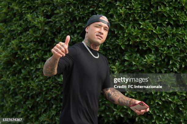 Radja Nainggolan of FC Internazionale arrives before the training session at Appiano Gentile on July 08, 2021 in Como, Italy.